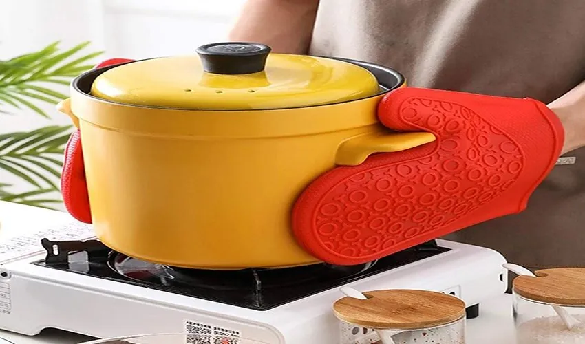 چگونه پارچه چسبیده به قابلمه را جدا کنیم؟ 3 روش سریع